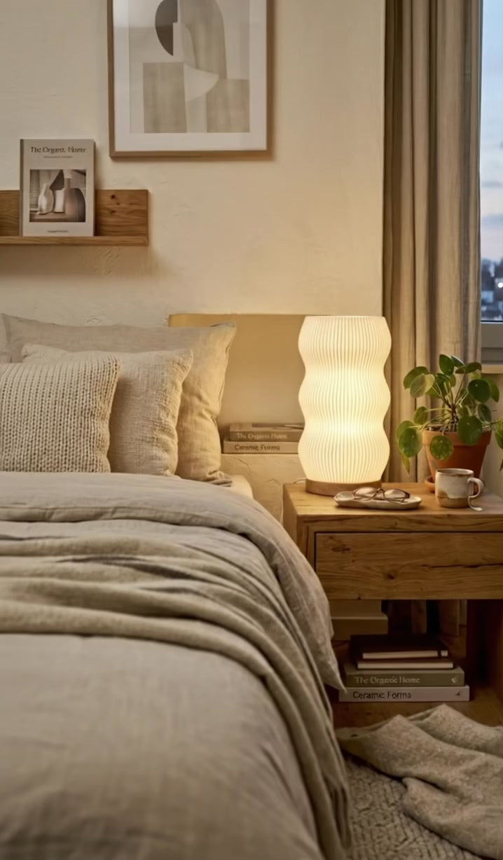 Wavey – Dimmbare LED Tischlampe aus Holz | Minimalistische Wellenlampe im Japandi Stil